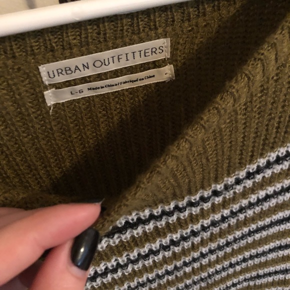 cropped, light urban sweater. - Picture 3 of 5